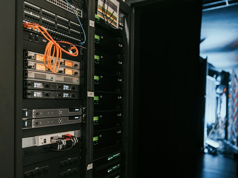 Rack de servidores e equipamentos de rede em uma sala técnica